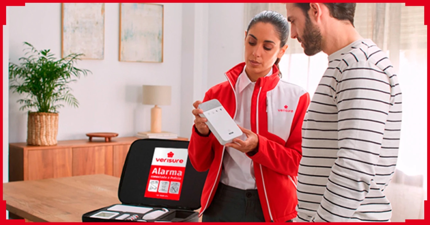 Technicienne installant une alarme Securitas Direct